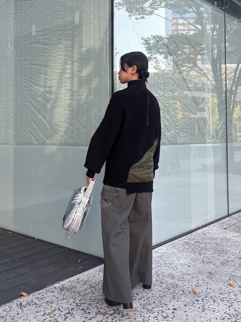 グレー系のその他パンツ、シルバー系のハンドバッグ、ブラック系のニット/セーターを着用したレディースの秋コーディネートの3枚目の写真