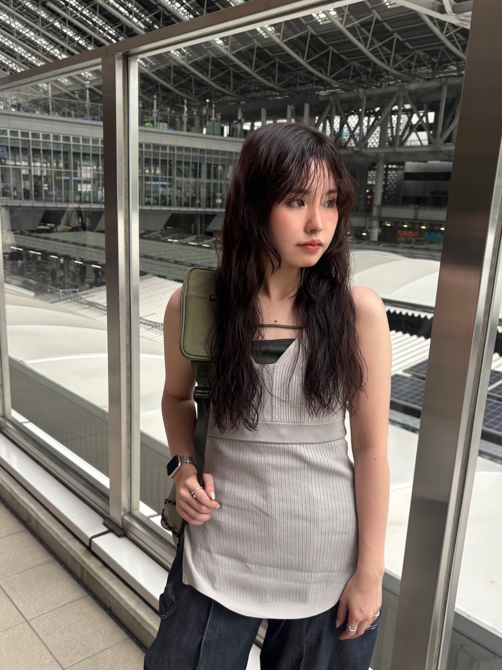 ベージュ系のキャミソール、グリーン系のキャミソール、ブルー系のその他パンツを着用したレディースの夏コーディネートの4枚目の写真