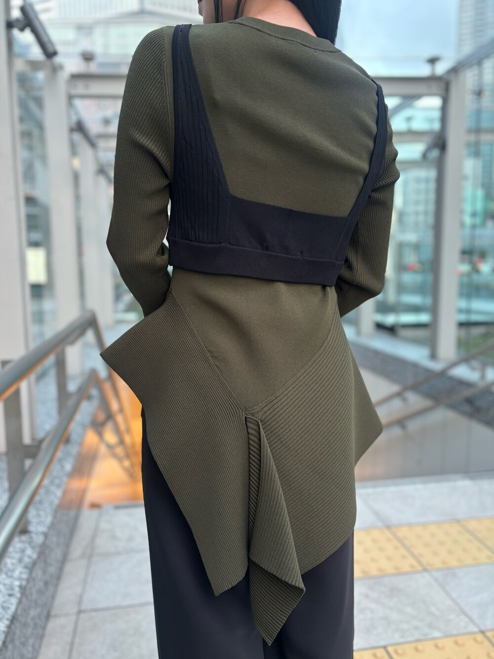 ブラック系のキャミソール、グリーン系のニット/セーター、ブラック系のその他パンツを着用したレディースの冬コーディネートの6枚目の写真