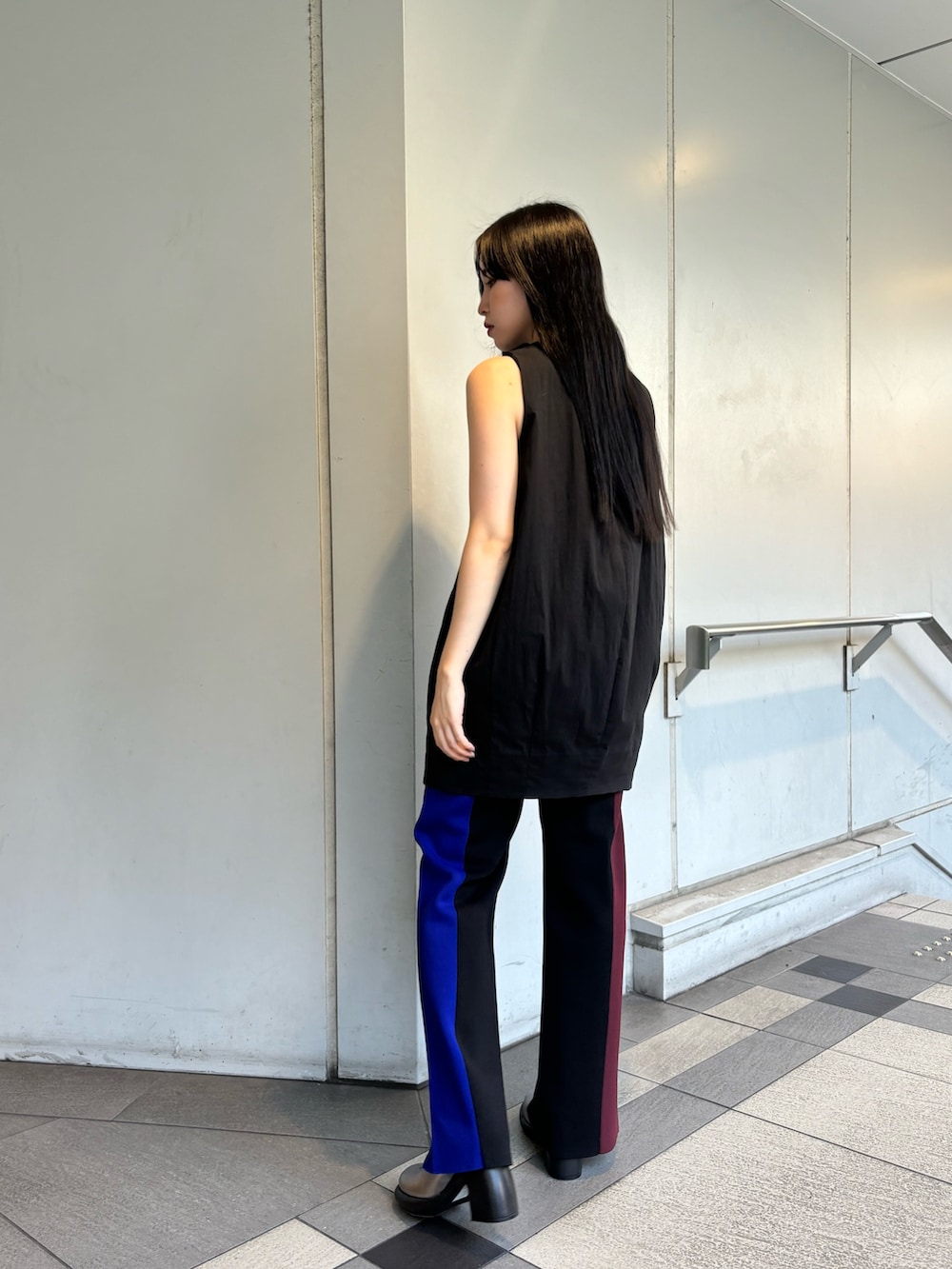 ブラック系のシャツ/ブラウス、ブラック系のその他パンツ、シルバー系のパンプスを着用したレディースの夏コーディネートの4枚目の写真