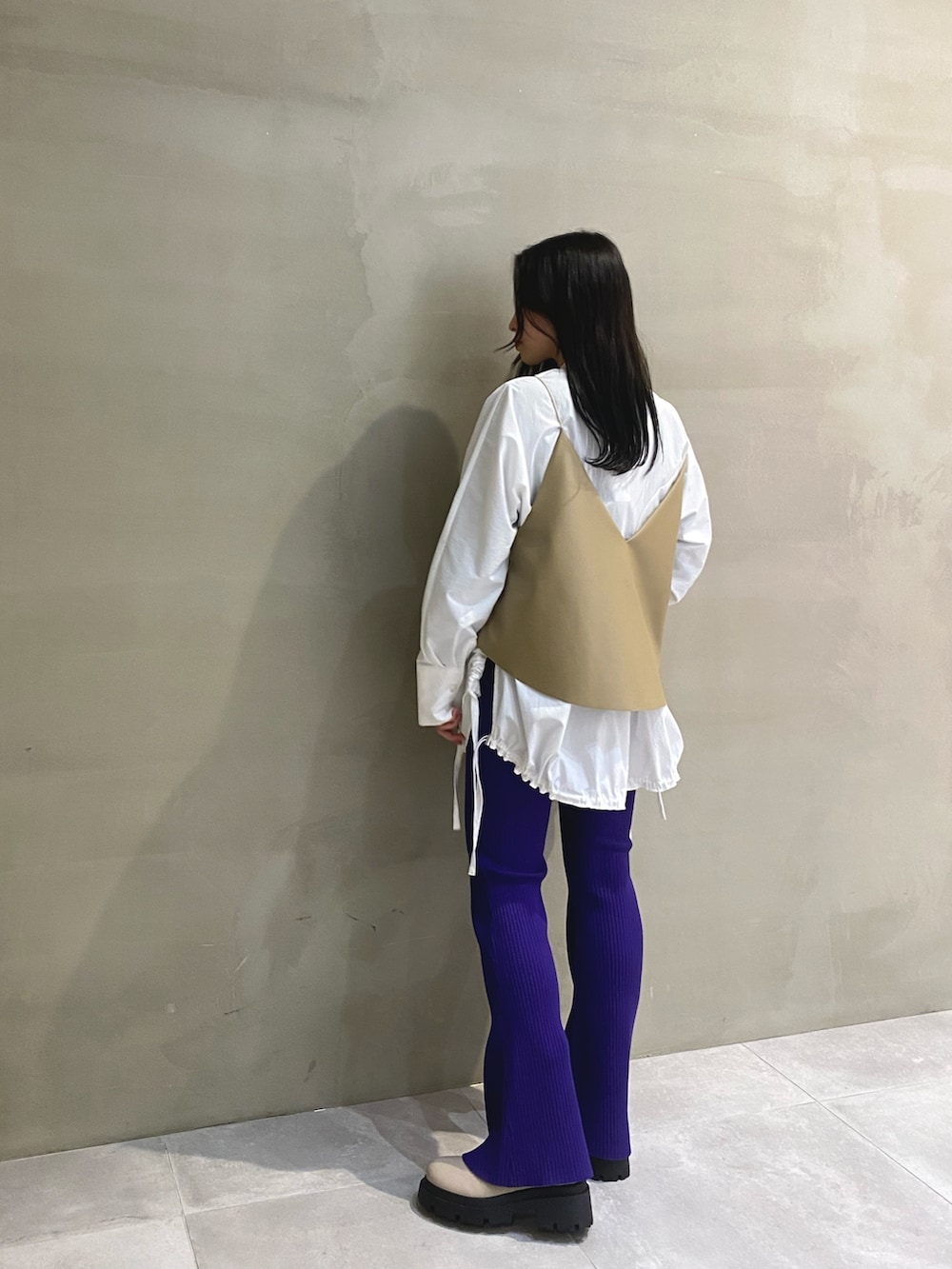 ホワイト系のシャツ/ブラウス、ベージュ系のキャミソール、パープル系のその他パンツを着用したレディースの秋コーディネートの2枚目の写真