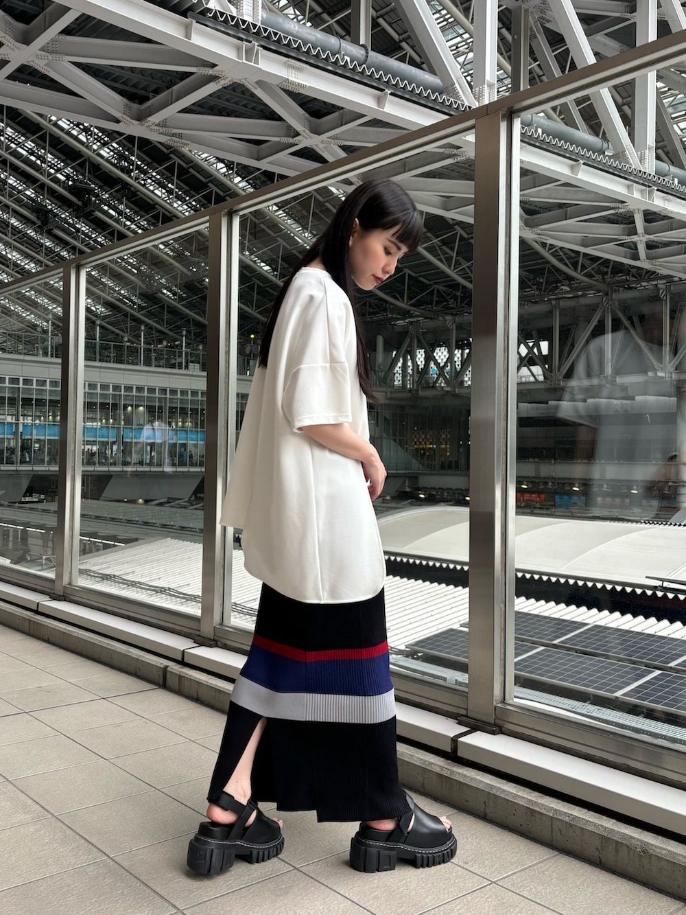 ホワイト系のTシャツ/カットソー、グレー系のスカートを着用したレディースの春コーディネートの4枚目の写真