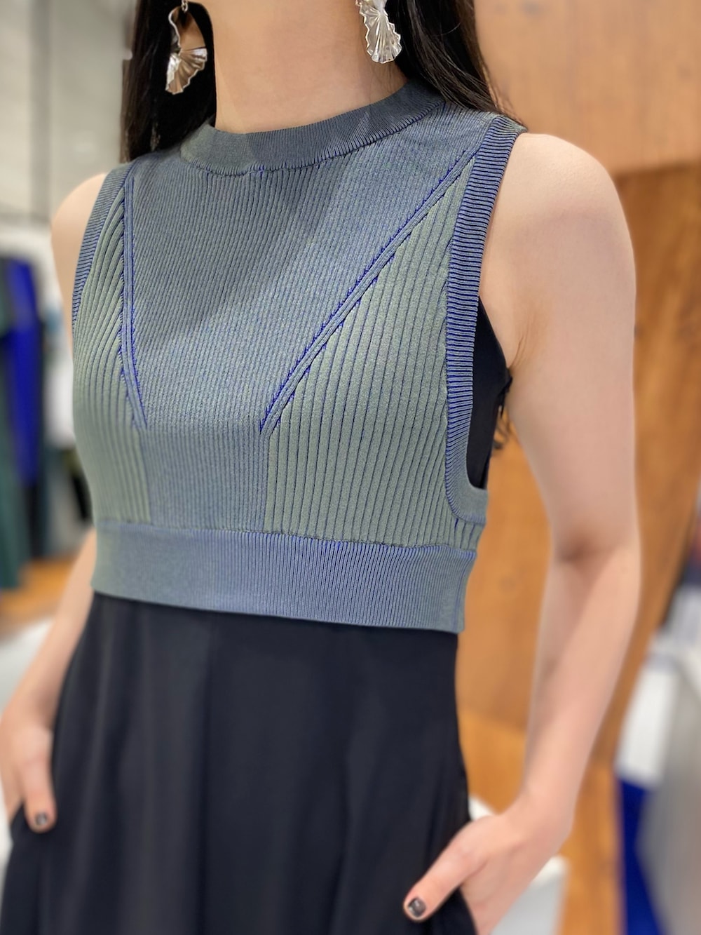 ブラック系のワンピース、グリーン系のタンクトップ、ブラック系のサンダルを着用したレディースの夏コーディネートの10枚目の写真