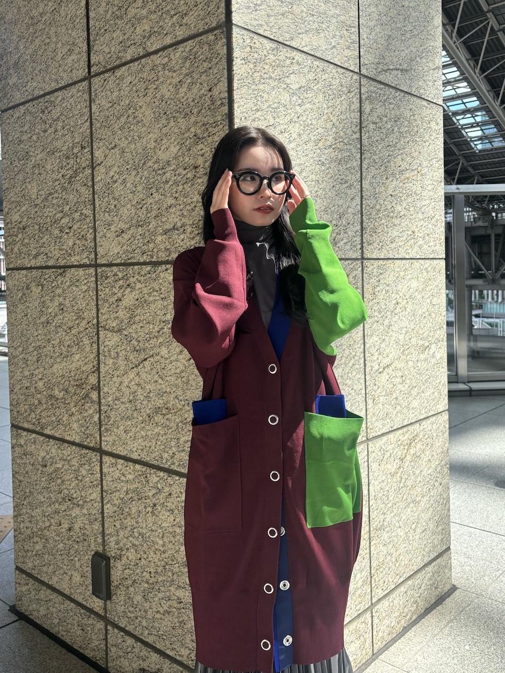 グレー系のTシャツ/カットソー、ブラウン系のカーディガン/ボレロ、グレー系のスカートを着用したレディースの秋コーディネートの5枚目の写真