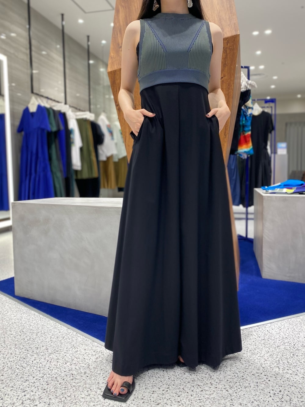 ブラック系のワンピース、グリーン系のタンクトップ、ブラック系のサンダルを着用したレディースの夏コーディネートの8枚目の写真