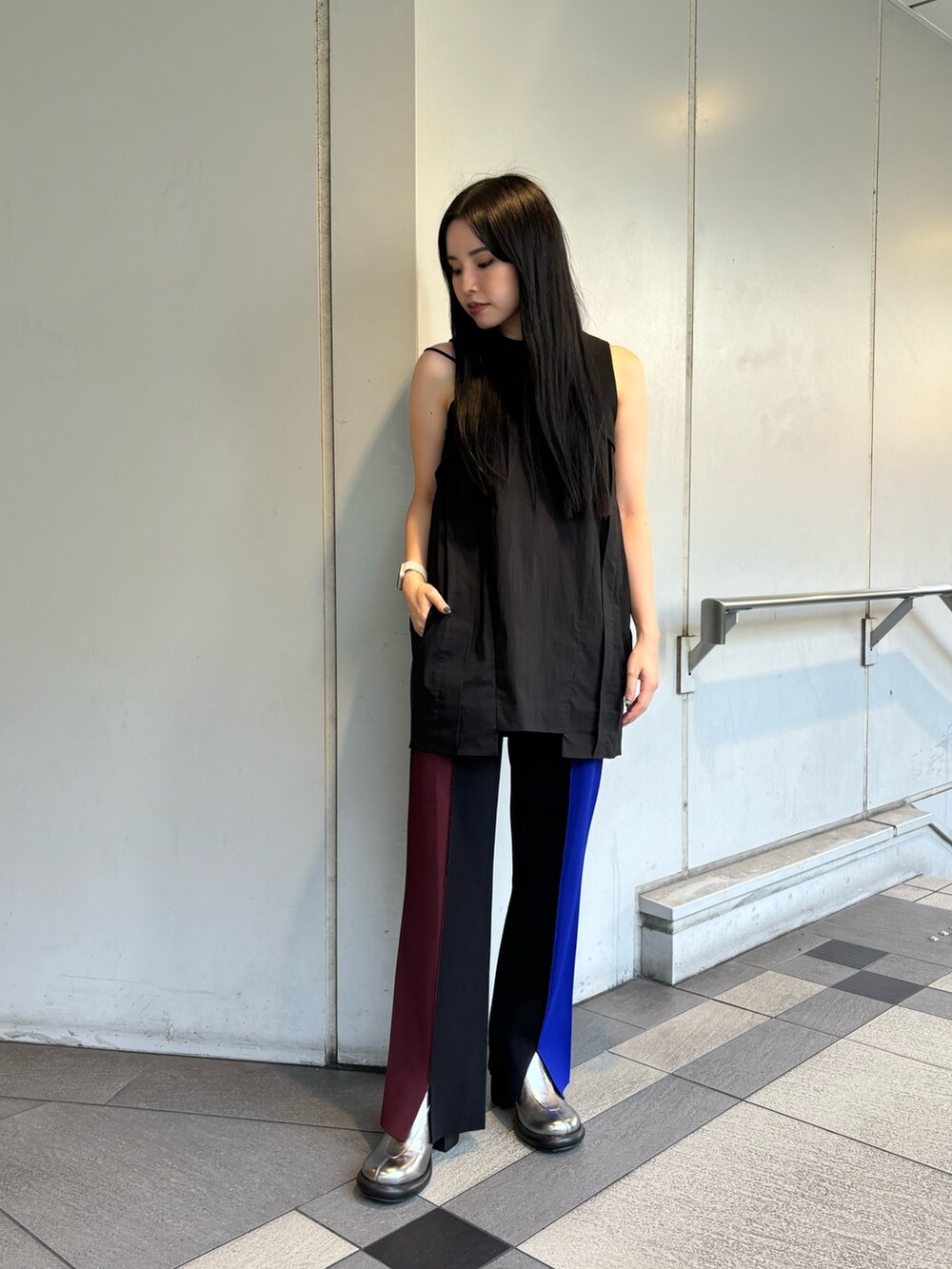 ブラック系のシャツ/ブラウス、ブラック系のその他パンツ、シルバー系のパンプスを着用したレディースの夏コーディネートの2枚目の写真