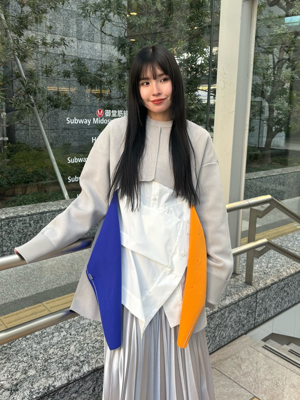 ホワイト系のシャツ/ブラウス、ベージュ系のニット/セーター、シルバー系のスカートを着用したレディースの冬コーディネートの4枚目の写真