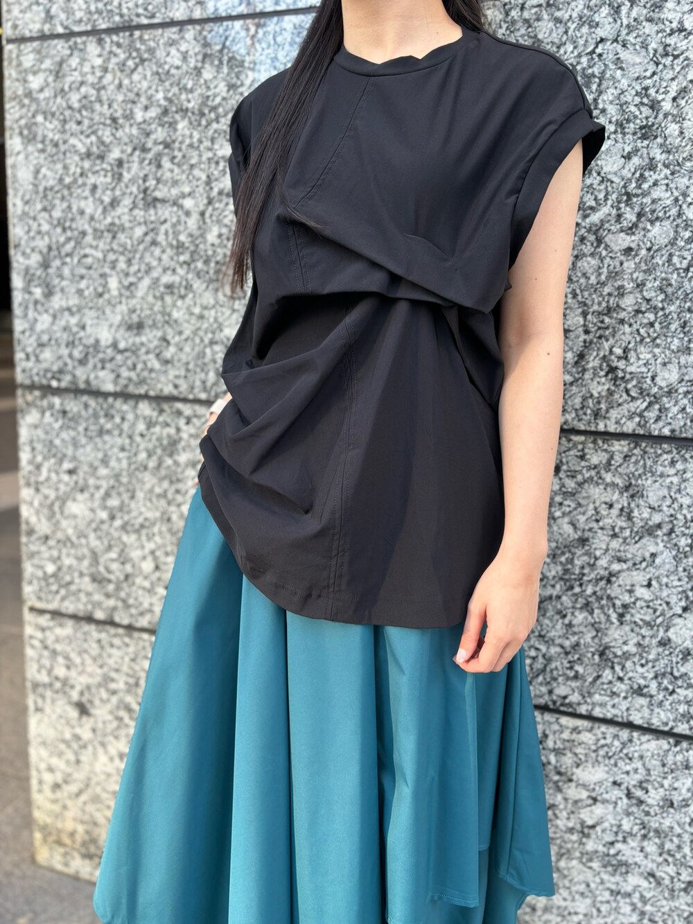 ブラック系のTシャツ/カットソー、グレー系のその他パンツを着用したレディースの春コーディネートの6枚目の写真