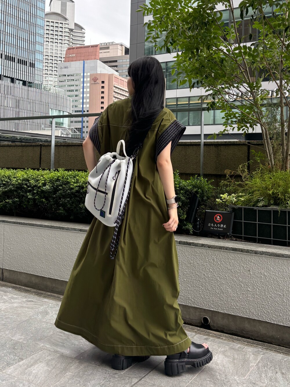 その他のワンピース、ブラック系のバックパック/リュックを着用したレディースの夏コーディネートの3枚目の写真