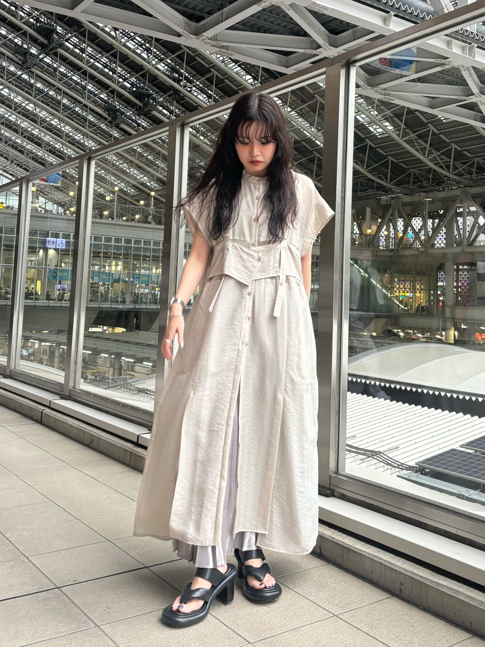 ベージュ系のシャツ/ブラウス、ベージュ系のタンクトップ、シルバー系のスカートを着用したレディースの春コーディネートの2枚目の写真