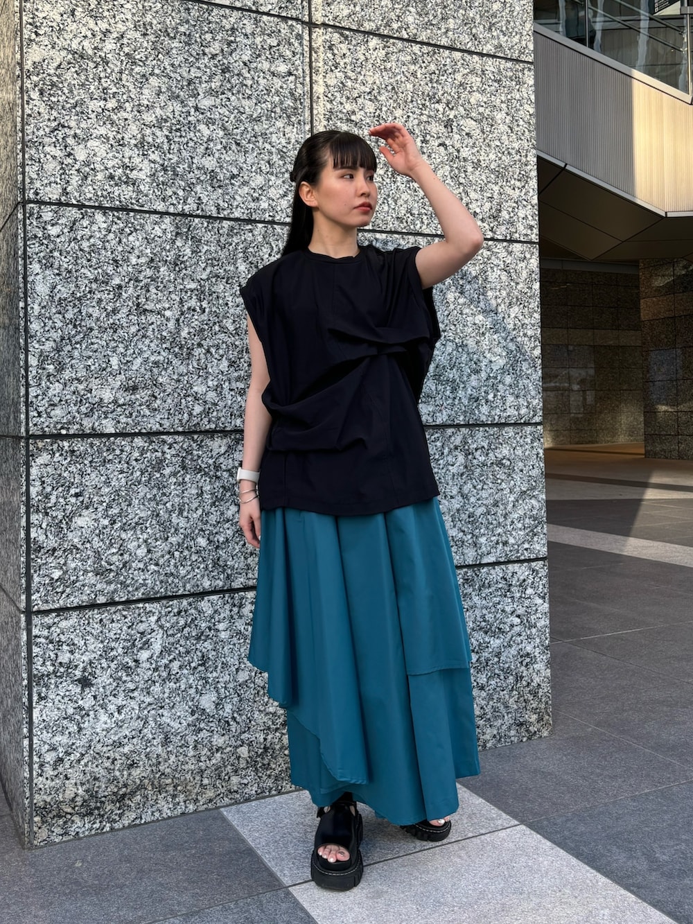 ブラック系のTシャツ/カットソー、グレー系のその他パンツを着用したレディースの春コーディネートの2枚目の写真