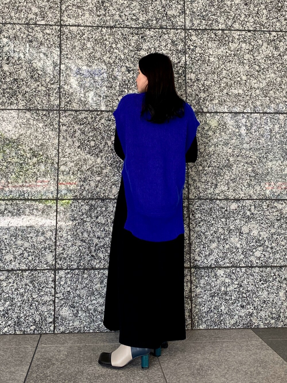 ブルー系のニット/セーター、ブラック系のワンピース、その他のパンプスを着用したレディースの秋コーディネートの4枚目の写真