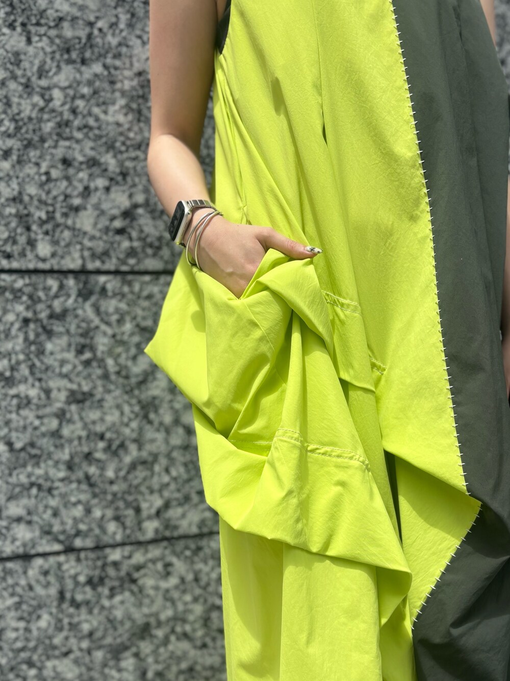 グリーン系のワンピース、ブラック系のサンダルを着用したレディースの春コーディネートの6枚目の写真