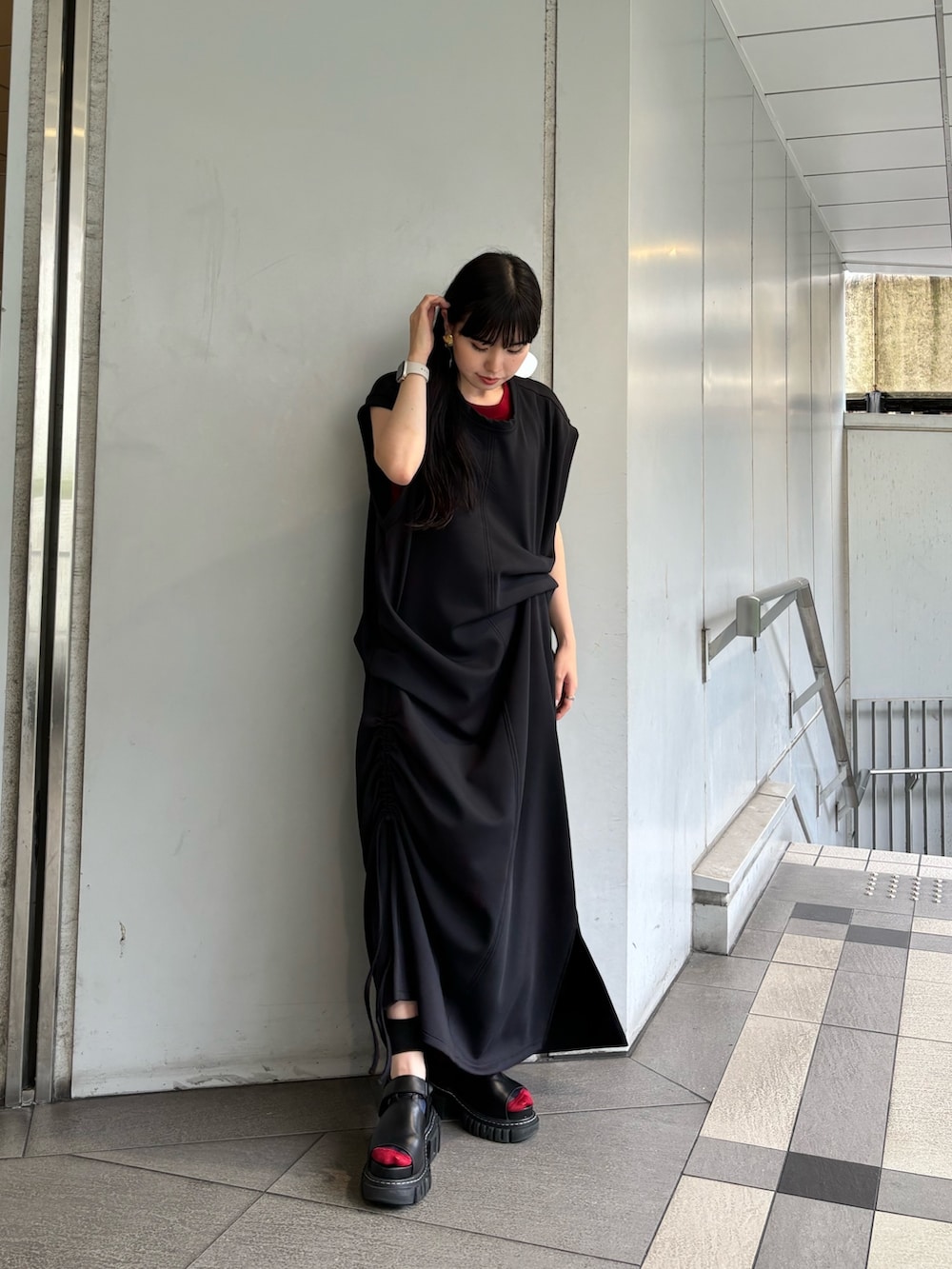 レッド系のタンクトップ、ブラック系のワンピース、シルバー系のイヤリングを着用したレディースの夏コーディネートの2枚目の写真