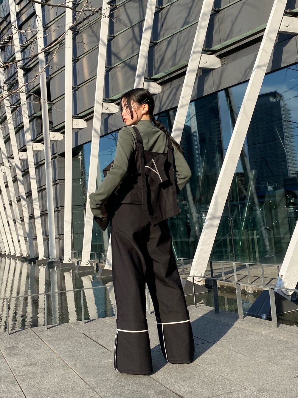 ブラック系のその他パンツ、ブラック系のキャミソール、グリーン系のニット/セーターを着用したレディースの冬コーディネートの4枚目の写真