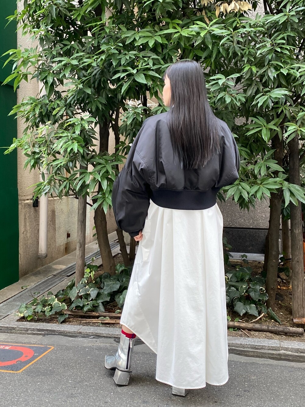 「152cm、152cmコーデ、UN3D.、アンスリード、低身長、低身長コーデ、ブルゾン、MA-1、シャツワンピース、モードカジュアル、モノトーン、白黒」｜「UN3D.のボリュームスリーブショートMA-1（MA-1、ブラック系）」を使った、HINATAさん（レディース・152cm）の秋コーディネートの4枚目の写真