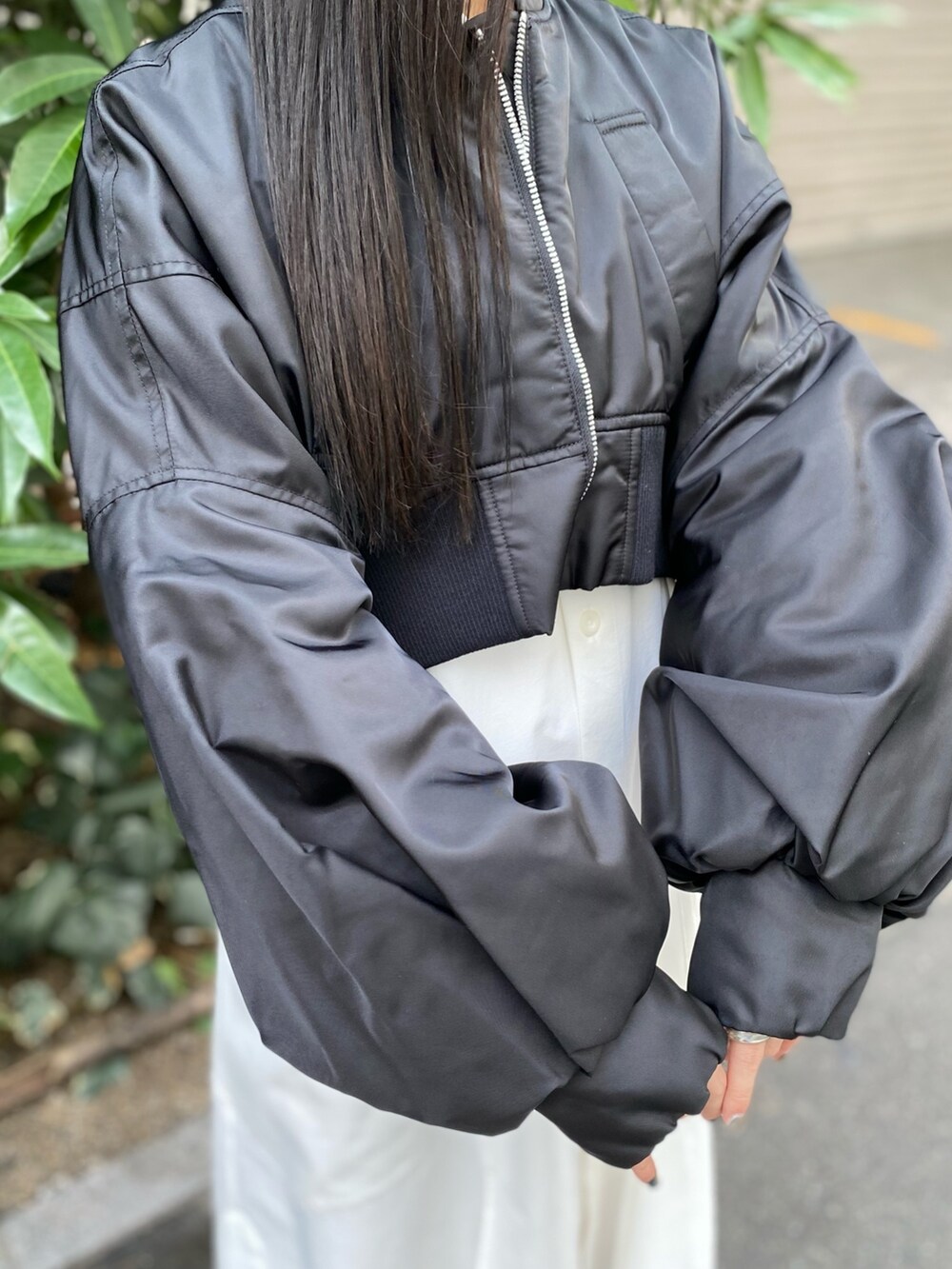 「152cm、152cmコーデ、UN3D.、アンスリード、低身長、低身長コーデ、ブルゾン、MA-1、シャツワンピース、モードカジュアル、モノトーン、白黒」｜「UN3D.のボリュームスリーブショートMA-1（MA-1、ブラック系）」を使った、HINATAさん（レディース・152cm）の秋コーディネートの6枚目の写真