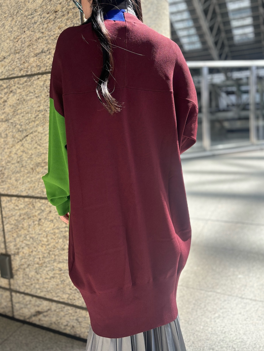 グレー系のTシャツ/カットソー、ブラウン系のカーディガン/ボレロ、グレー系のスカートを着用したレディースの秋コーディネートの9枚目の写真