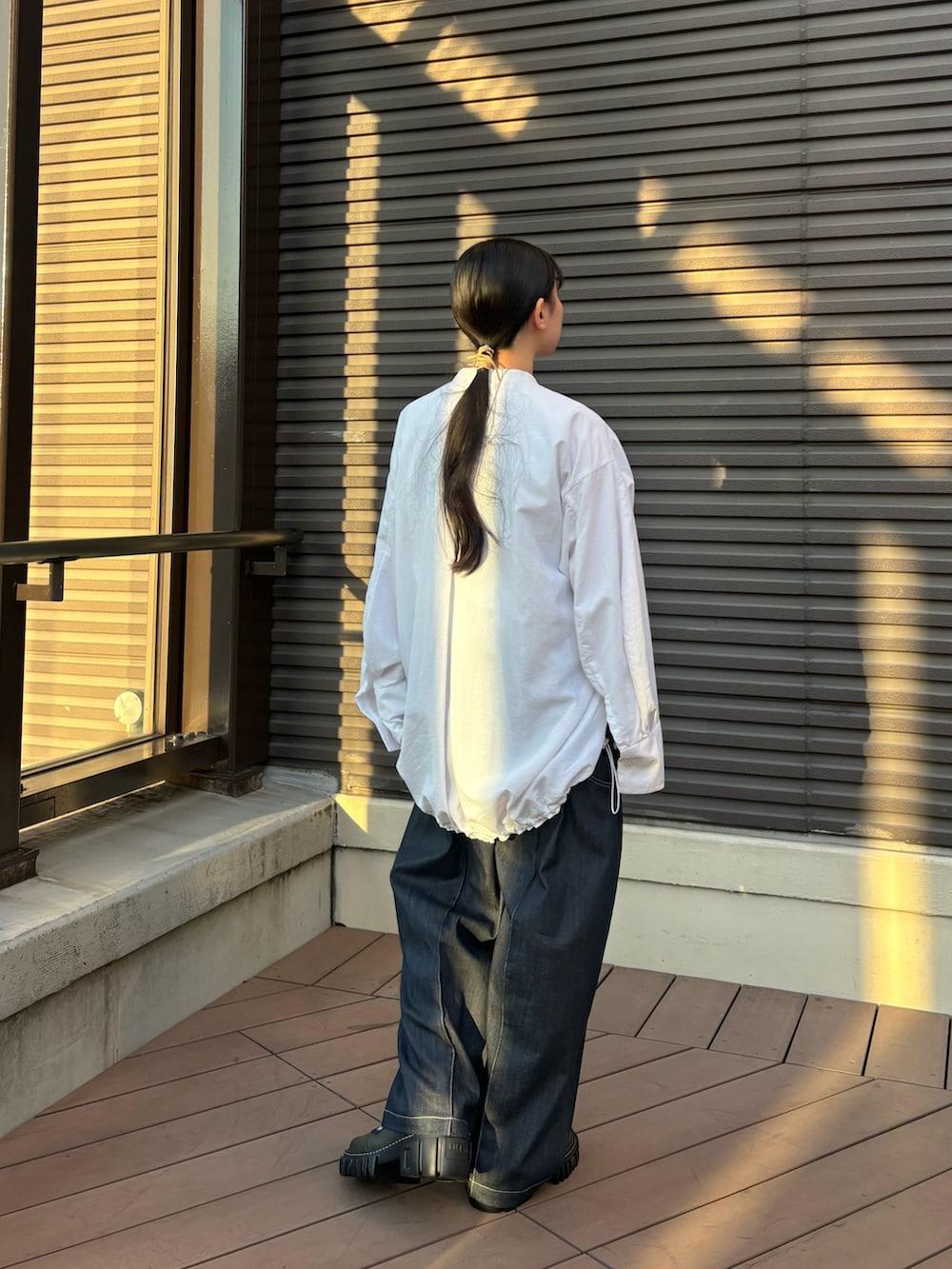 ホワイト系のシャツ/ブラウス、ブルー系のその他パンツ、ベージュ系のブーツを着用したレディースの春コーディネートの4枚目の写真