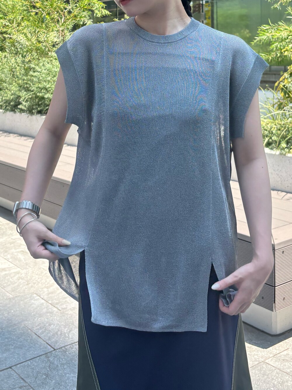 グレー系のニット/セーター、ブラック系のキャミソール、グリーン系のスカートを着用したレディースの夏コーディネートの5枚目の写真