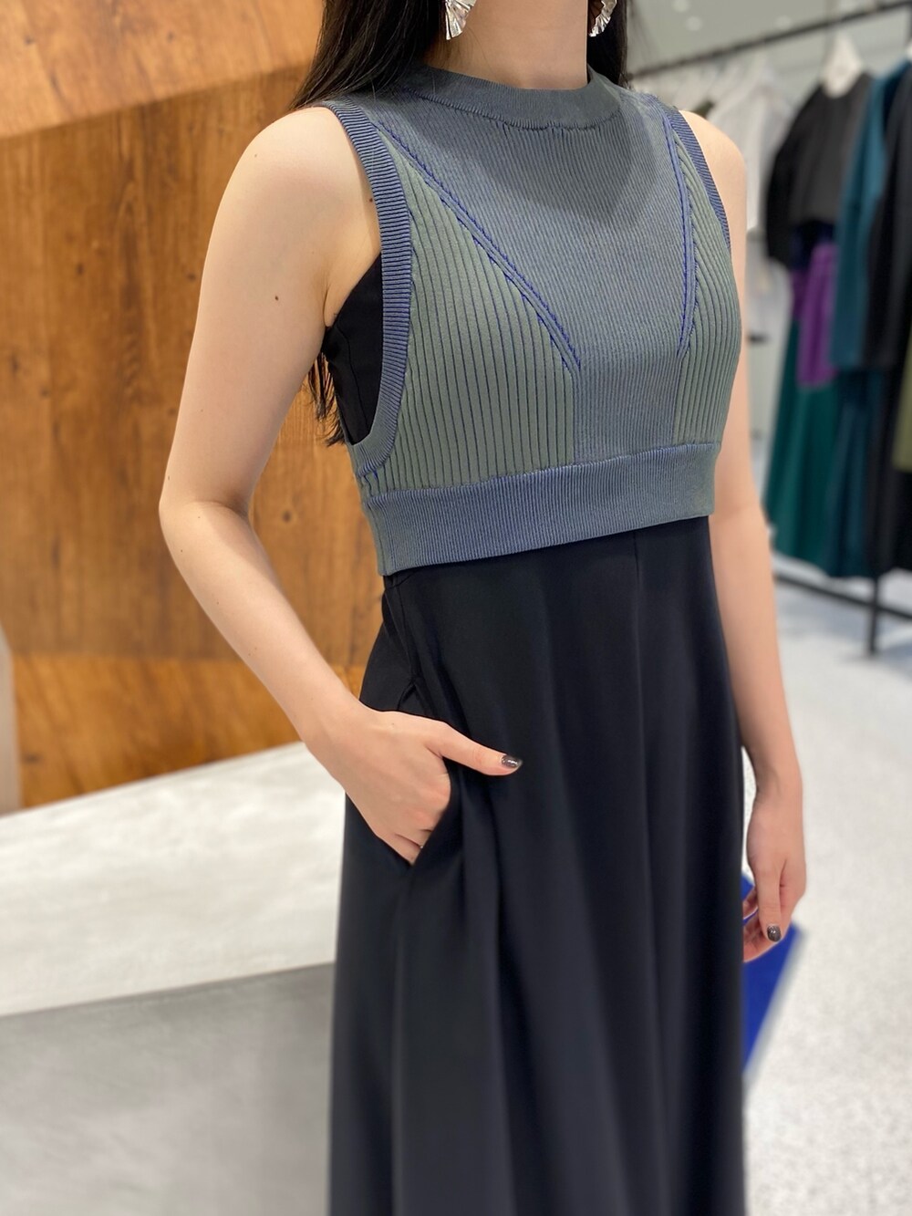 ブラック系のワンピース、グリーン系のタンクトップ、ブラック系のサンダルを着用したレディースの夏コーディネートの9枚目の写真