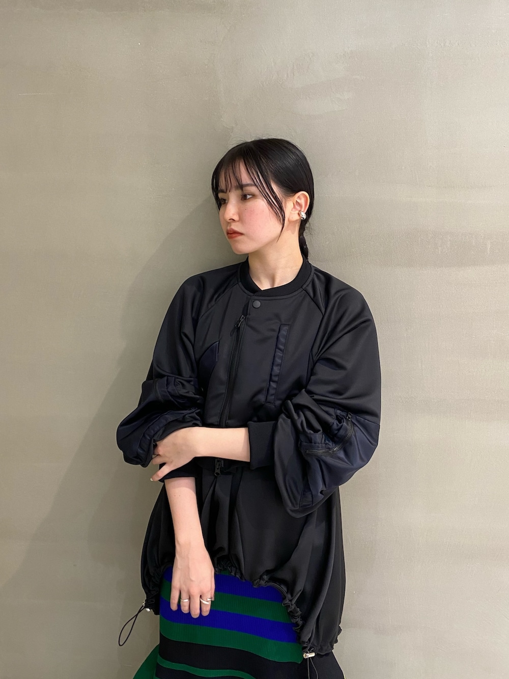 「UN3D.、低身長、152cm、ブラック、ブルゾン、ショート丈、レイヤードスタイル、ニットスカート、タイトスカート、ボーダー、MA-1、モード」｜「UN3D.のVOLUME BALLOON N/S TOP（タンクトップ、ブラック系）」を使った、HINATAさん（レディース・152cm）の春コーディネートの7枚目の写真