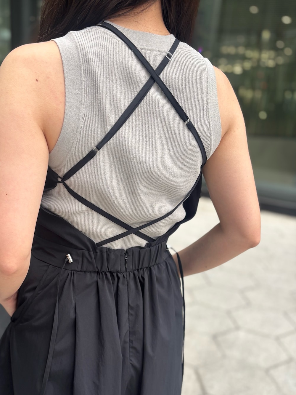 ブラック系のつなぎ/オールインワン、ベージュ系のタンクトップを着用したレディースの夏コーディネートの5枚目の写真