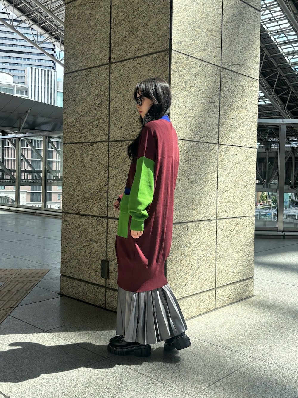 グレー系のTシャツ/カットソー、ブラウン系のカーディガン/ボレロ、グレー系のスカートを着用したレディースの秋コーディネートの3枚目の写真