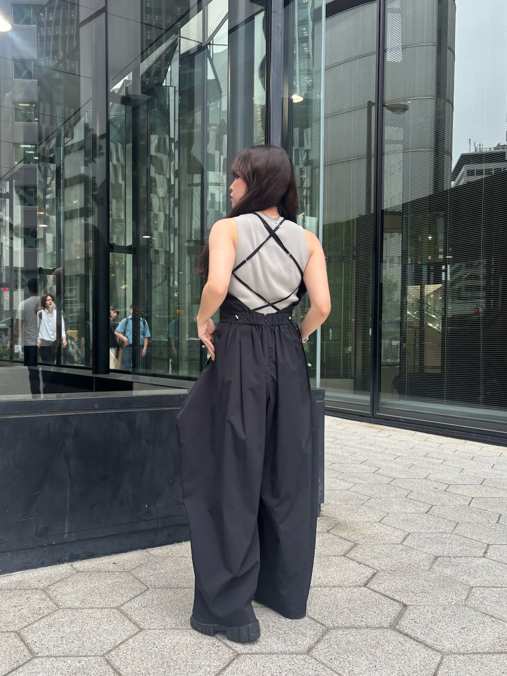 ブラック系のつなぎ/オールインワン、ベージュ系のタンクトップを着用したレディースの夏コーディネートの3枚目の写真