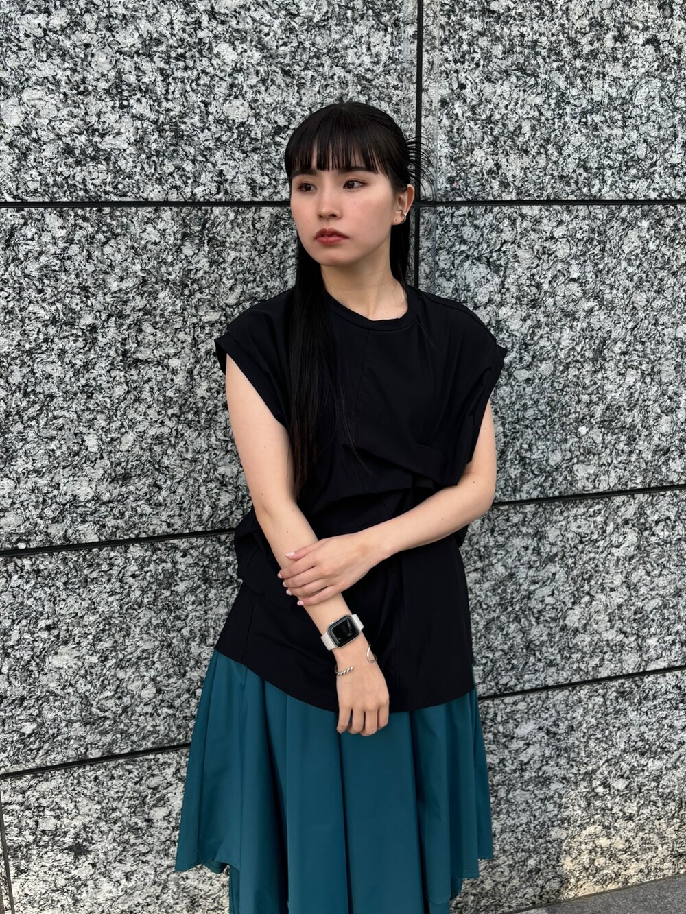 ブラック系のTシャツ/カットソー、グレー系のその他パンツを着用したレディースの春コーディネートの5枚目の写真