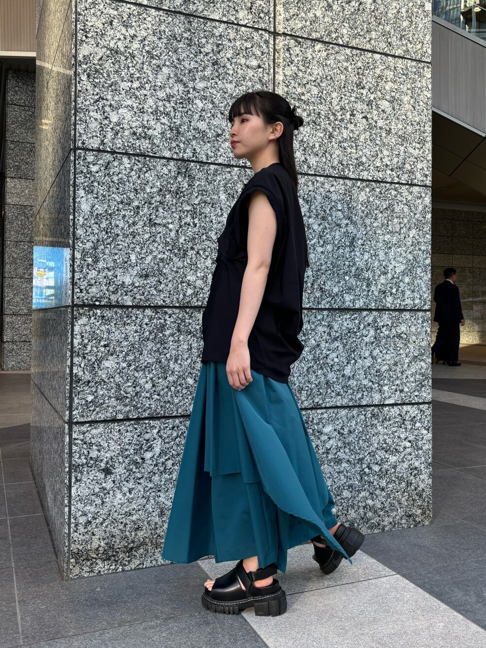 ブラック系のTシャツ/カットソー、グレー系のその他パンツを着用したレディースの春コーディネートの4枚目の写真