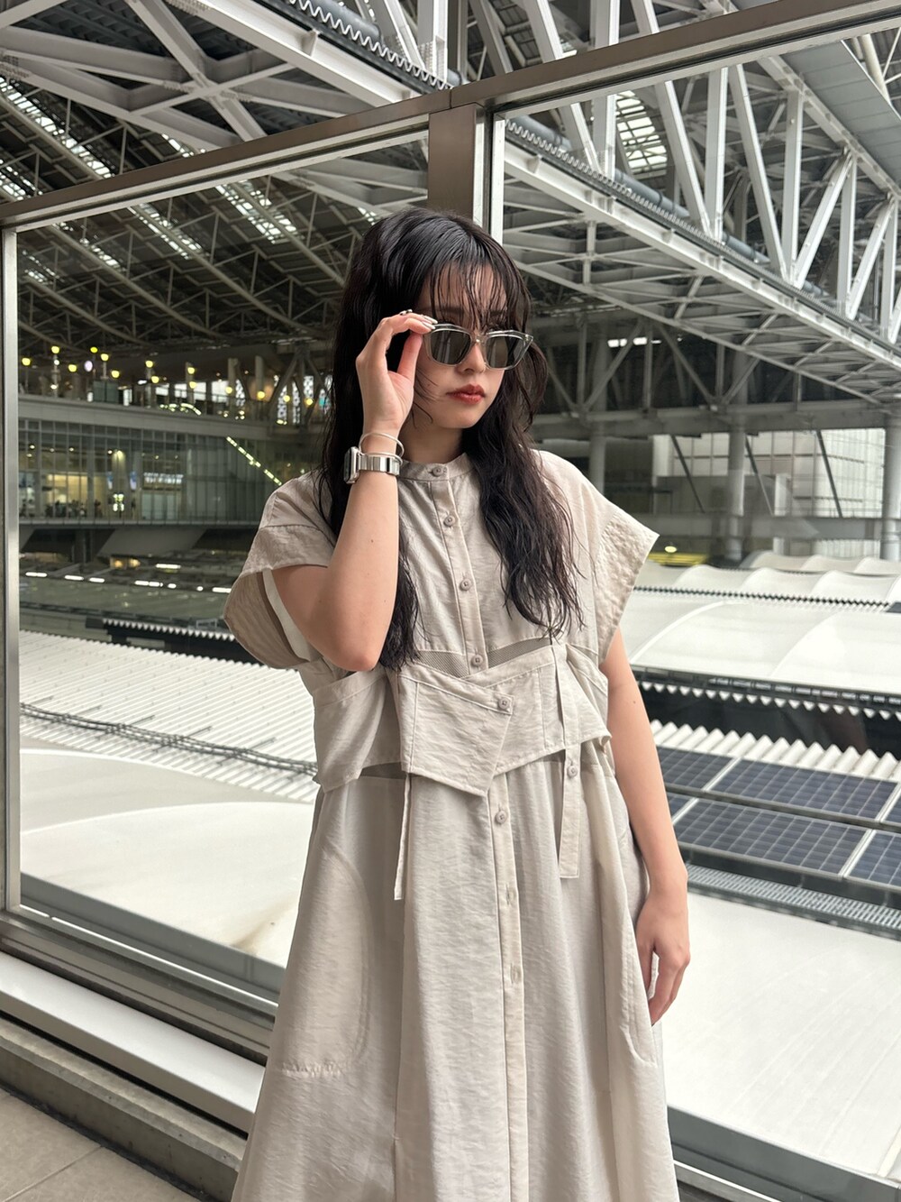 ベージュ系のシャツ/ブラウス、ベージュ系のタンクトップ、シルバー系のスカートを着用したレディースの春コーディネートの4枚目の写真