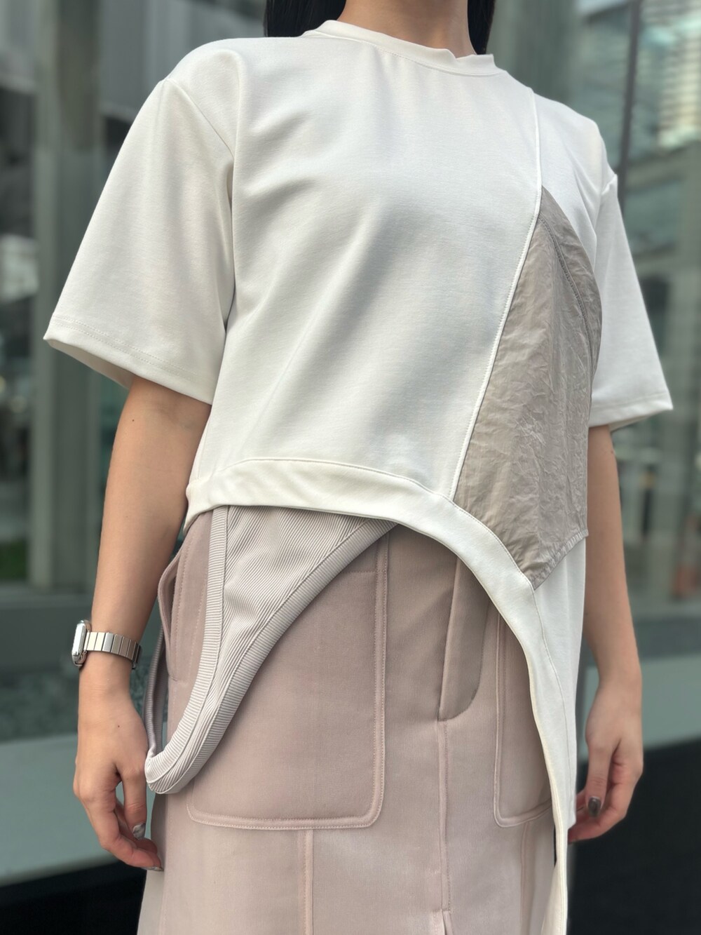 ホワイト系のTシャツ/カットソー、ベージュ系のスカート、ブラック系のサンダルを着用したレディースの春コーディネートの6枚目の写真