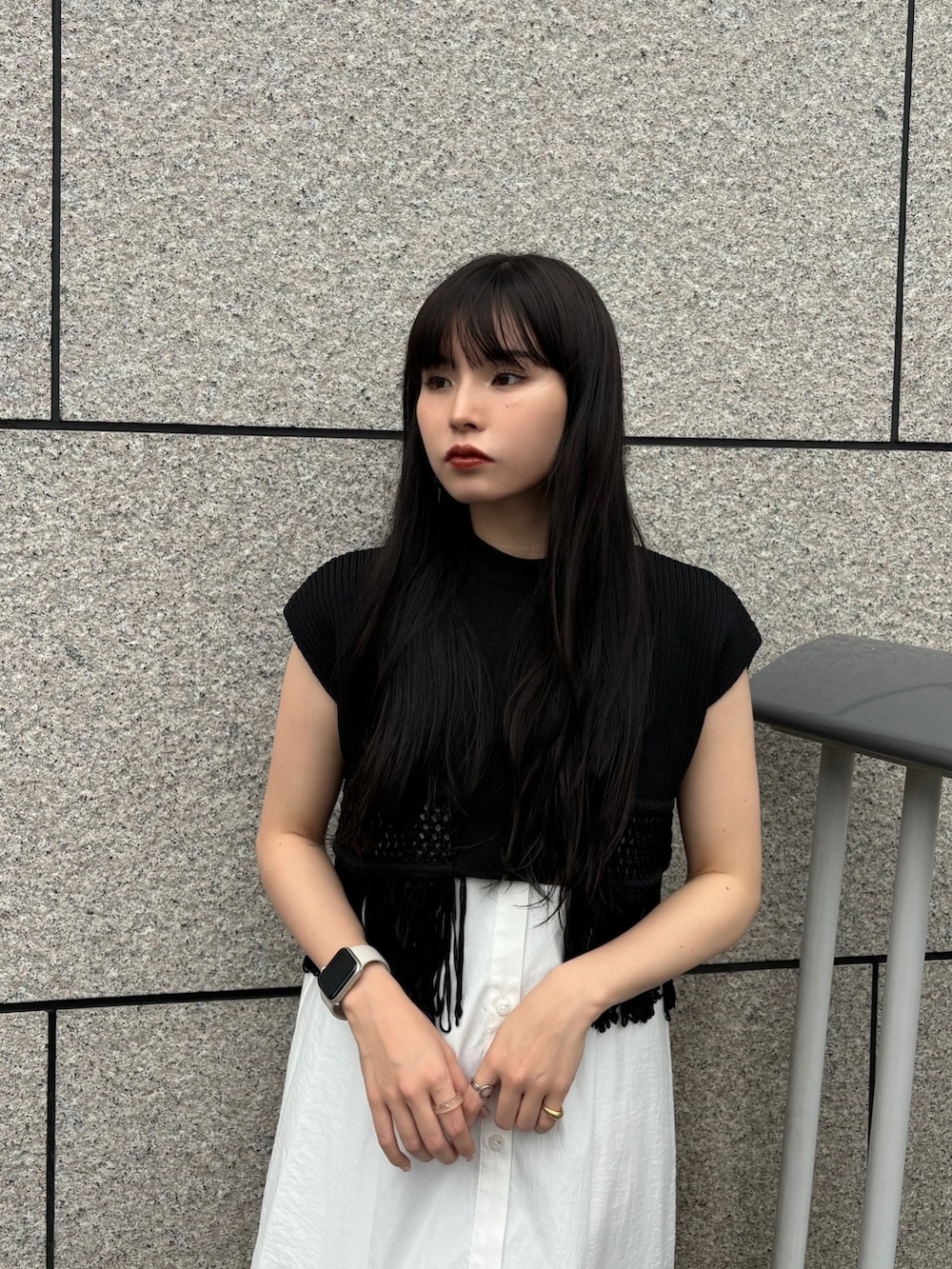 ブラック系のニット/セーター、ホワイト系のワンピース、ブラック系のその他パンツを着用したレディースの夏コーディネートの4枚目の写真