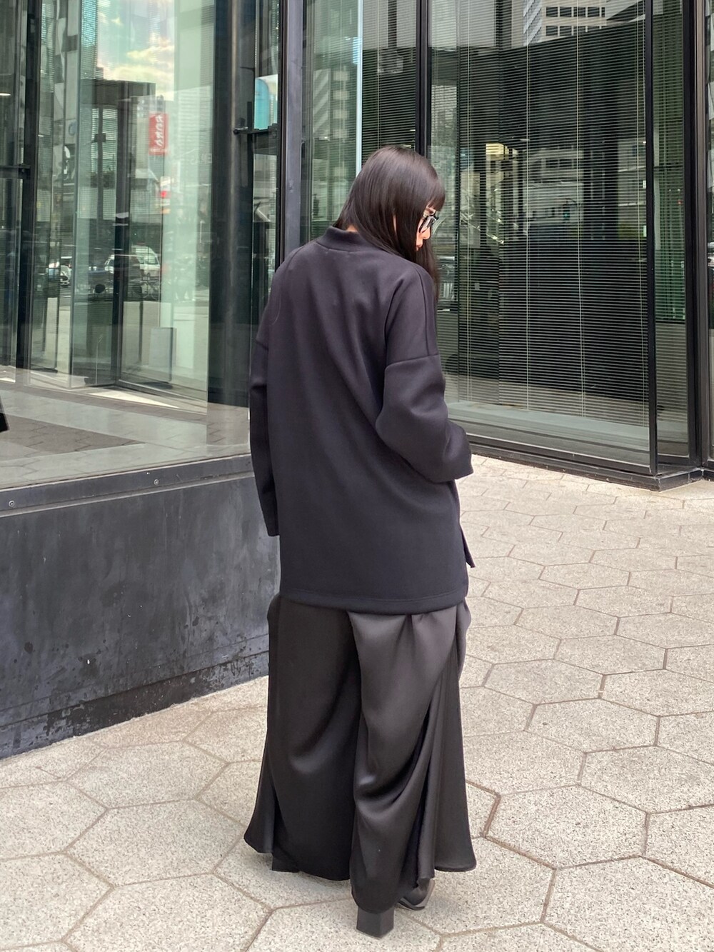 その他のTシャツ/カットソー、ブラック系のその他パンツ、ブラック系のブーツを着用したレディースの冬コーディネートの4枚目の写真