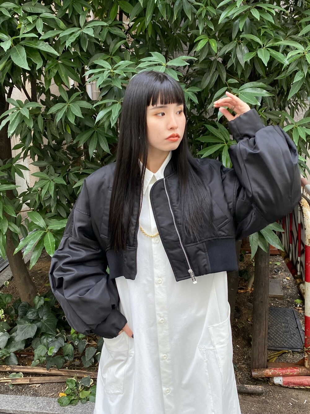 「152cm、152cmコーデ、UN3D.、アンスリード、低身長、低身長コーデ、ブルゾン、MA-1、シャツワンピース、モードカジュアル、モノトーン、白黒」｜「UN3D.のボリュームスリーブショートMA-1（MA-1、ブラック系）」を使った、HINATAさん（レディース・152cm）の秋コーディネートの5枚目の写真