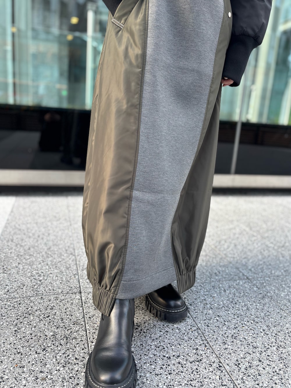 その他のワンピース、ブラック系のブルゾン、ブラック系のブーツを着用したレディースの秋コーディネートの8枚目の写真