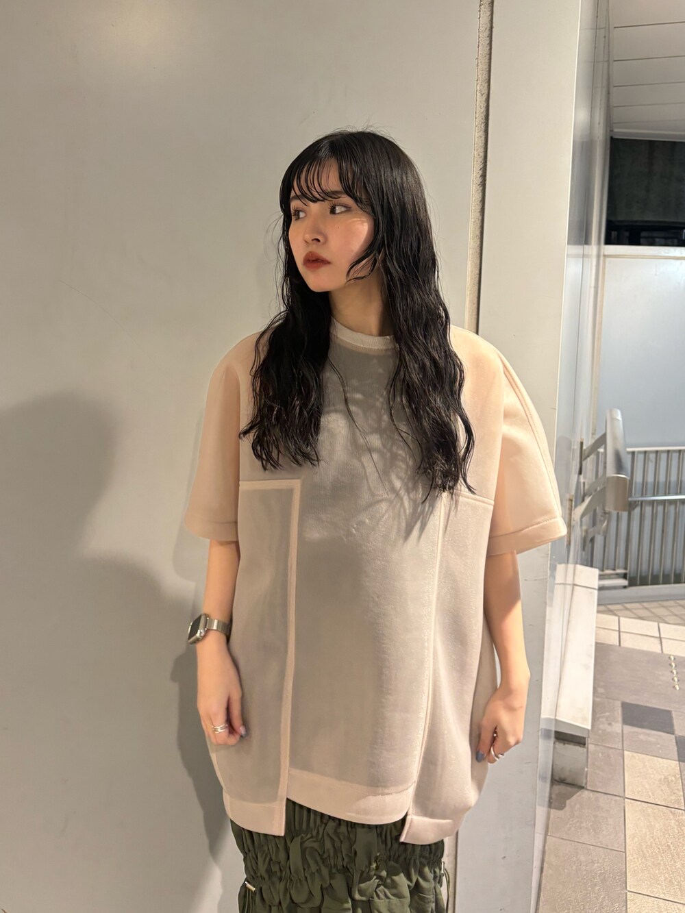 ベージュ系のTシャツ/カットソー、グリーン系のタンクトップ、グリーン系のスカートを着用したレディースの春コーディネートの4枚目の写真