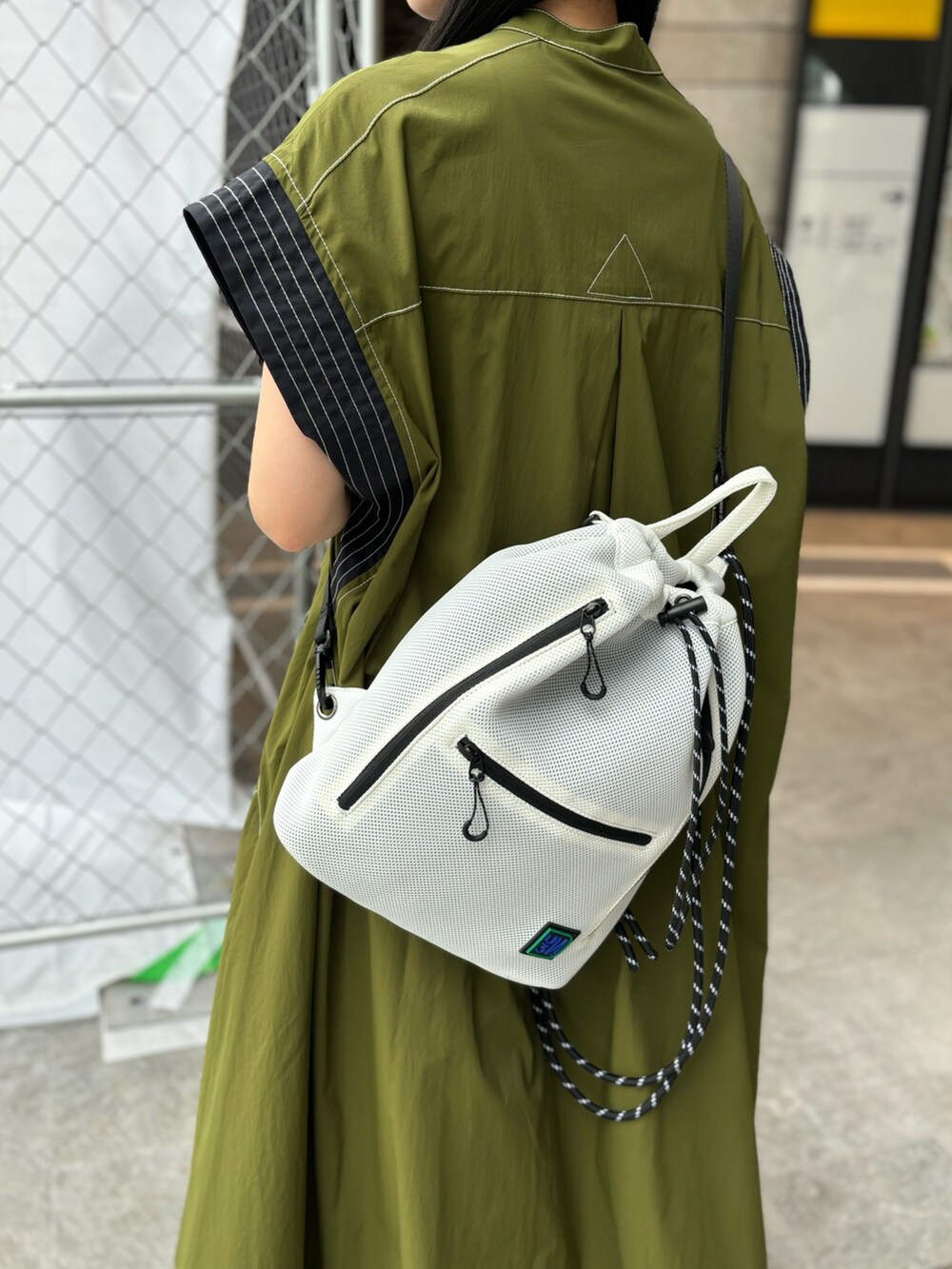 その他のワンピース、ブラック系のバックパック/リュックを着用したレディースの夏コーディネートの7枚目の写真