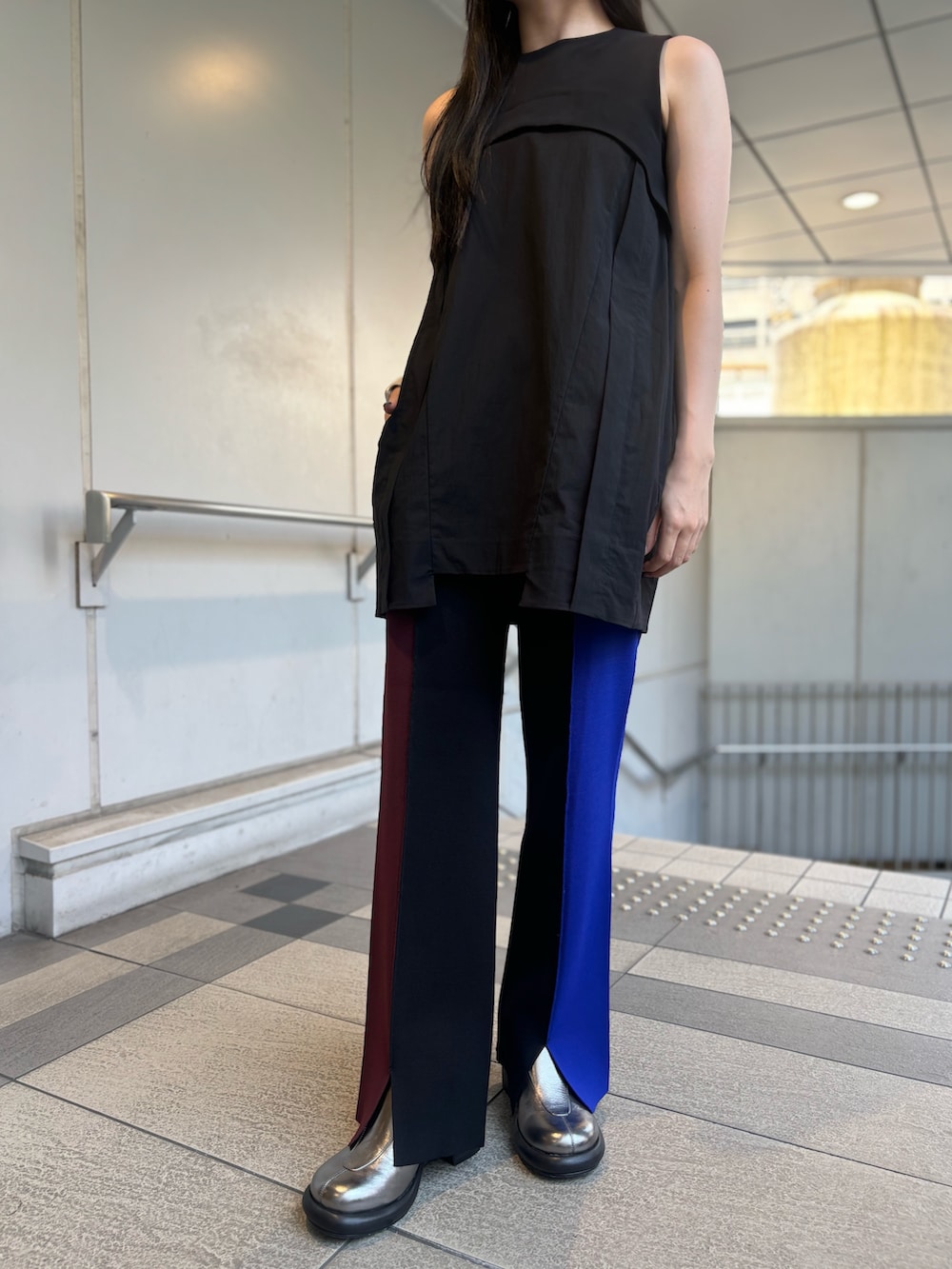 ブラック系のシャツ/ブラウス、ブラック系のその他パンツ、シルバー系のパンプスを着用したレディースの夏コーディネートの8枚目の写真