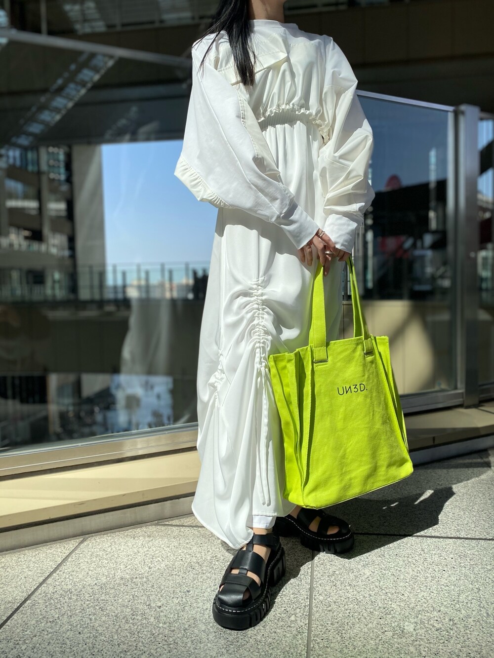 ホワイト系のTシャツ/カットソー、ホワイト系のワンピース、グリーン系のトートバッグを着用したレディースの春コーディネートの6枚目の写真