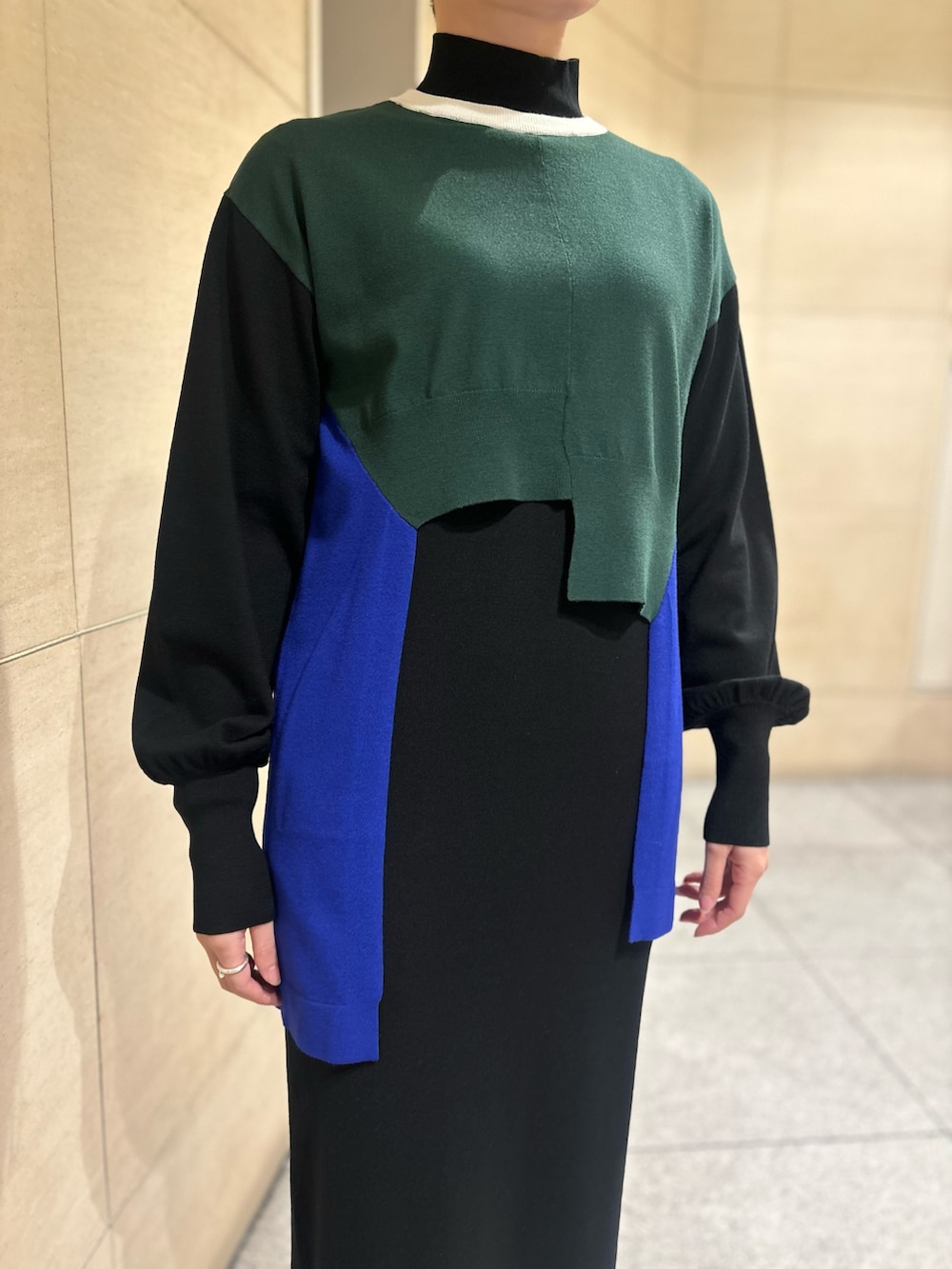 その他のワンピース、シルバー系のブーツを着用したレディースの冬コーディネートの6枚目の写真