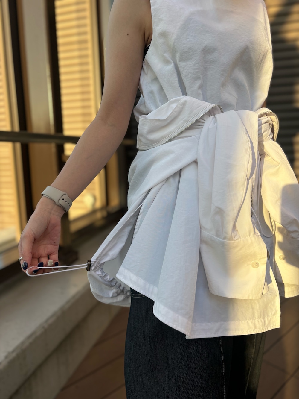 ホワイト系のシャツ/ブラウス、ブルー系のその他パンツ、ベージュ系のブーツを着用したレディースの春コーディネートの8枚目の写真