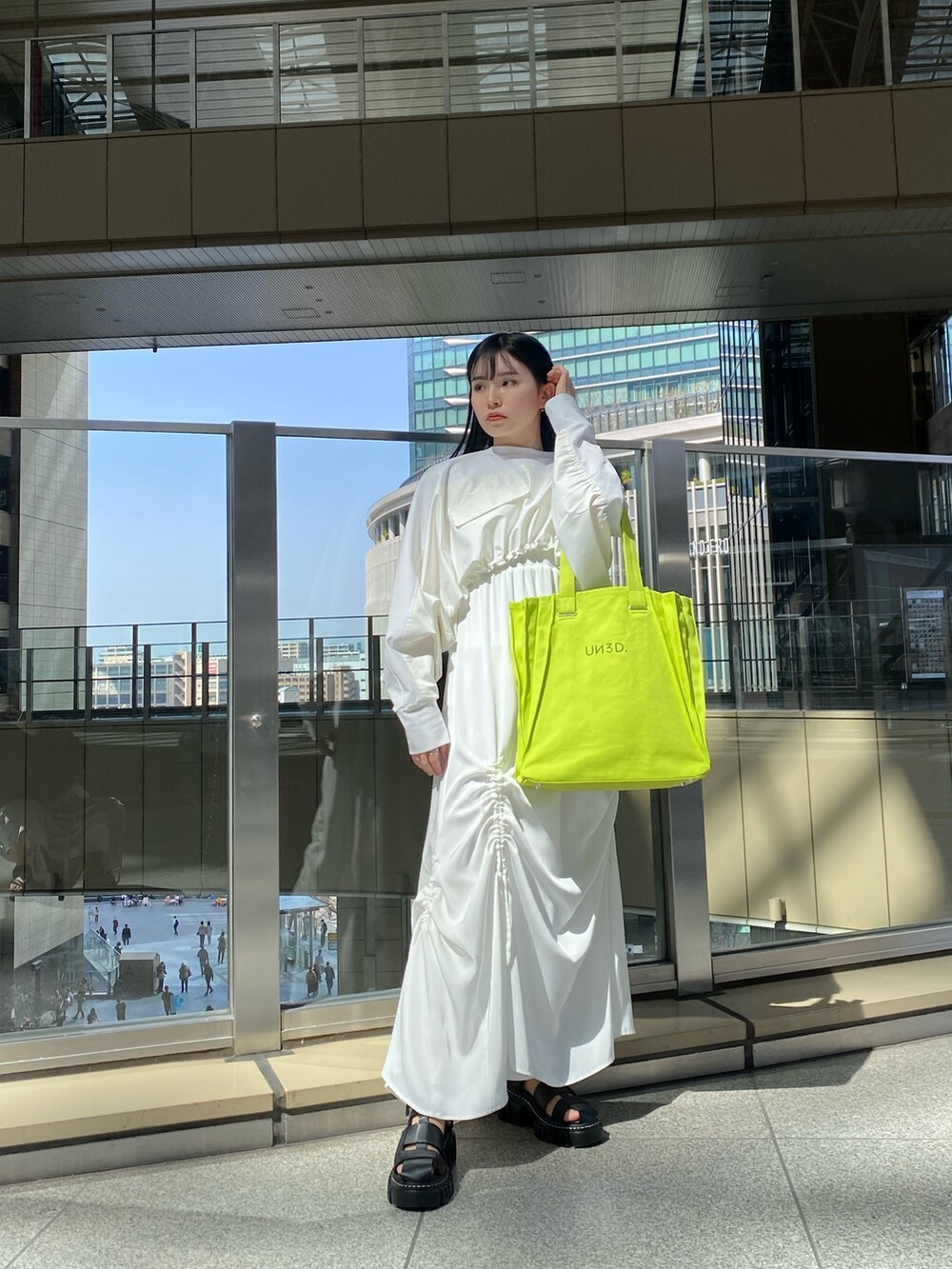 ホワイト系のTシャツ/カットソー、ホワイト系のワンピース、グリーン系のトートバッグを着用したレディースの春コーディネートの2枚目の写真