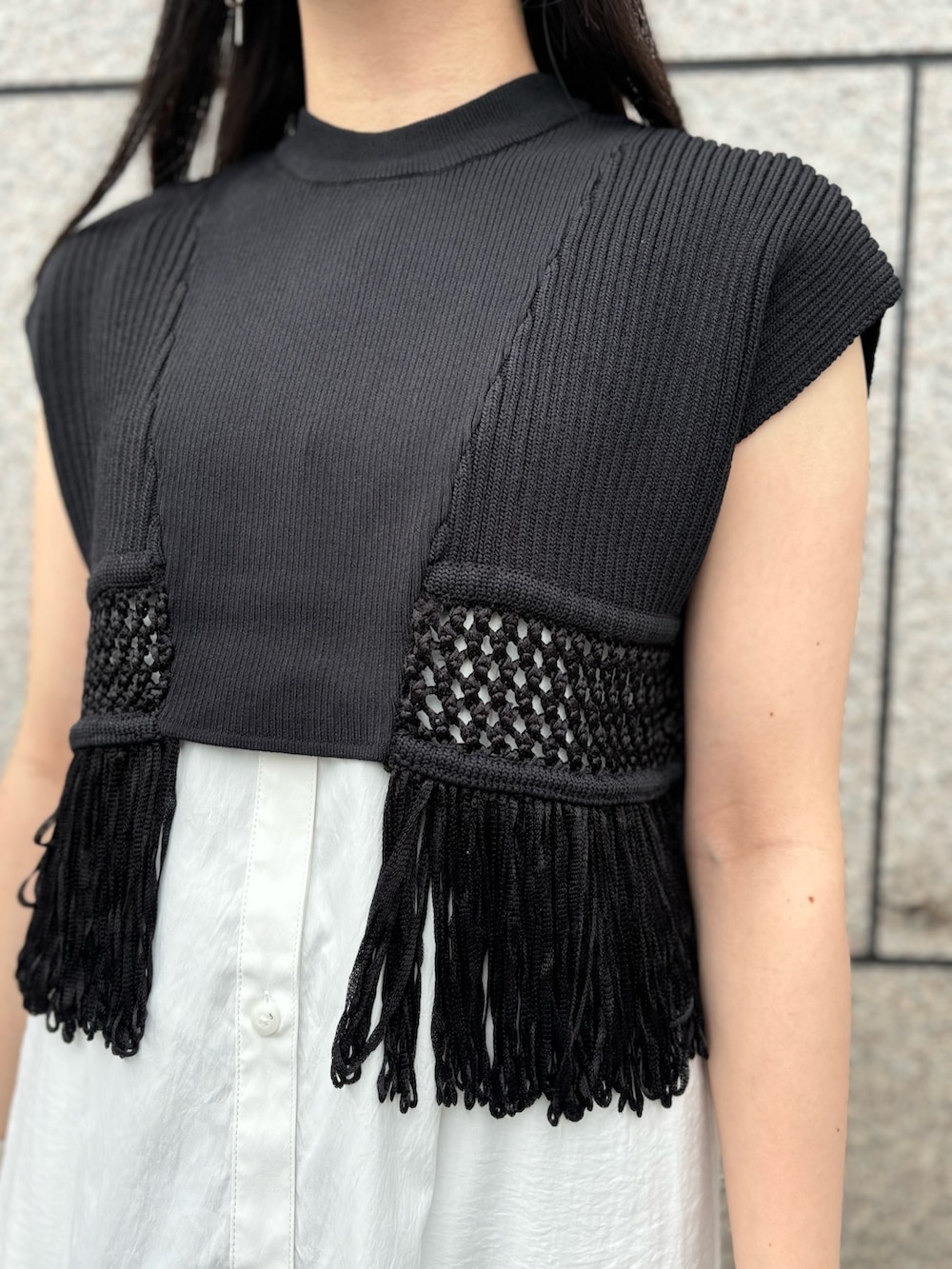 ブラック系のニット/セーター、ホワイト系のワンピース、ブラック系のその他パンツを着用したレディースの夏コーディネートの5枚目の写真