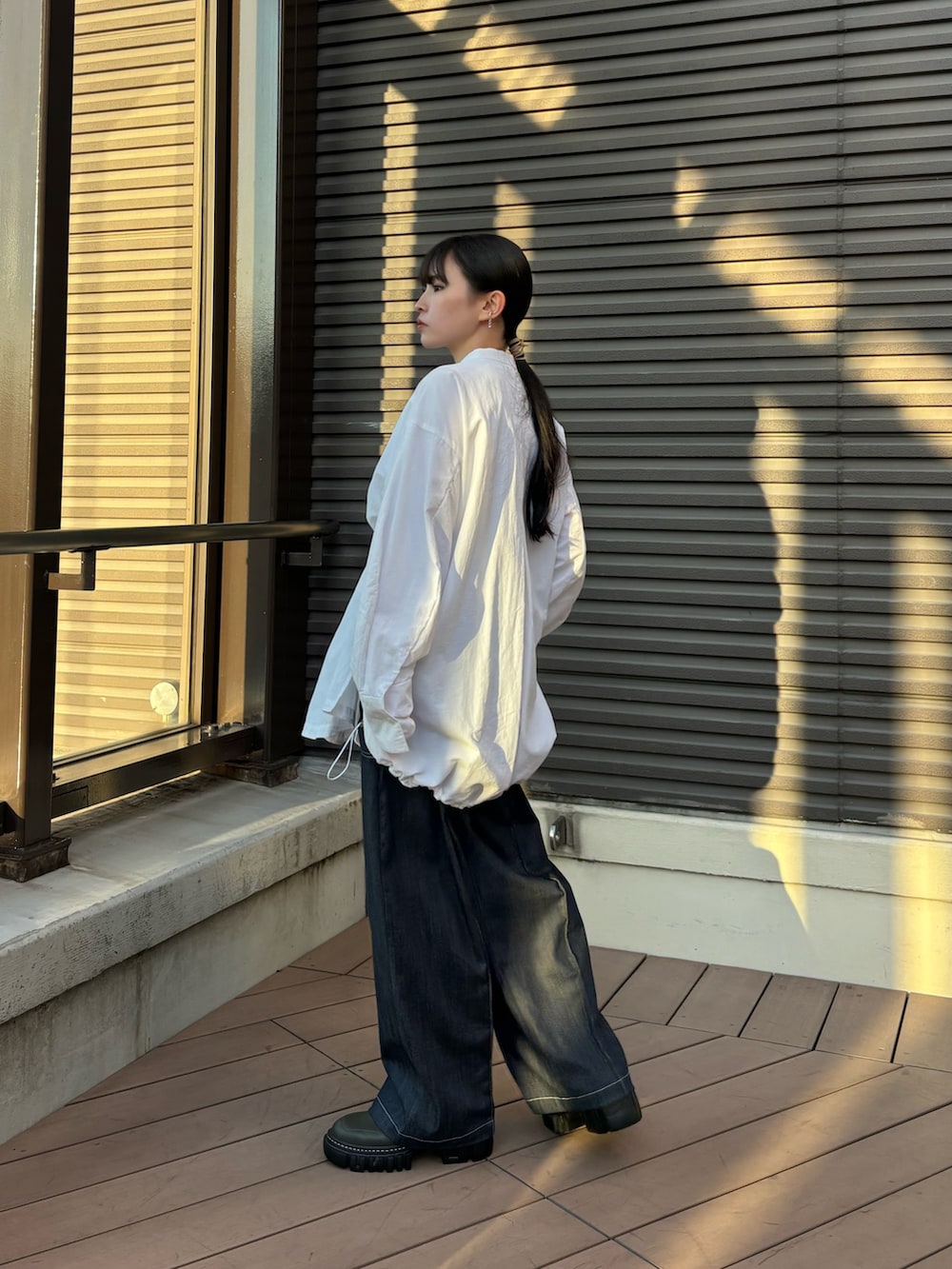 ホワイト系のシャツ/ブラウス、ブルー系のその他パンツ、ベージュ系のブーツを着用したレディースの春コーディネートの3枚目の写真