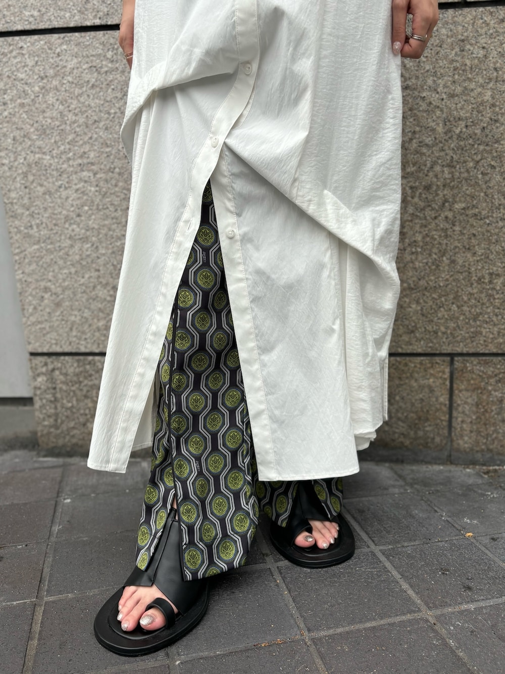 ブラック系のニット/セーター、ホワイト系のワンピース、ブラック系のその他パンツを着用したレディースの夏コーディネートの7枚目の写真