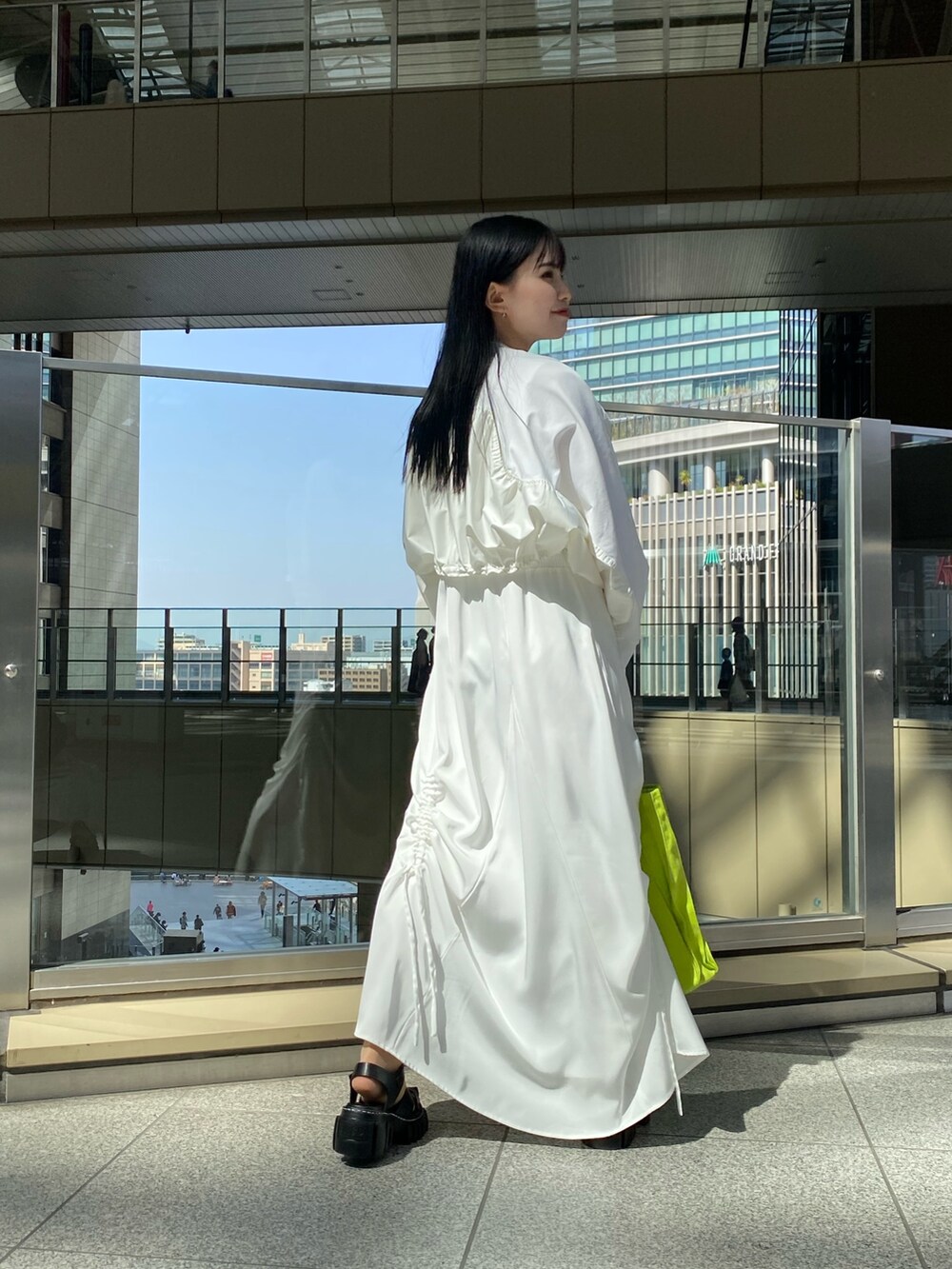 ホワイト系のTシャツ/カットソー、ホワイト系のワンピース、グリーン系のトートバッグを着用したレディースの春コーディネートの4枚目の写真