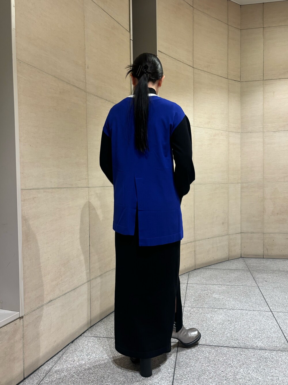 その他のワンピース、シルバー系のブーツを着用したレディースの冬コーディネートの4枚目の写真