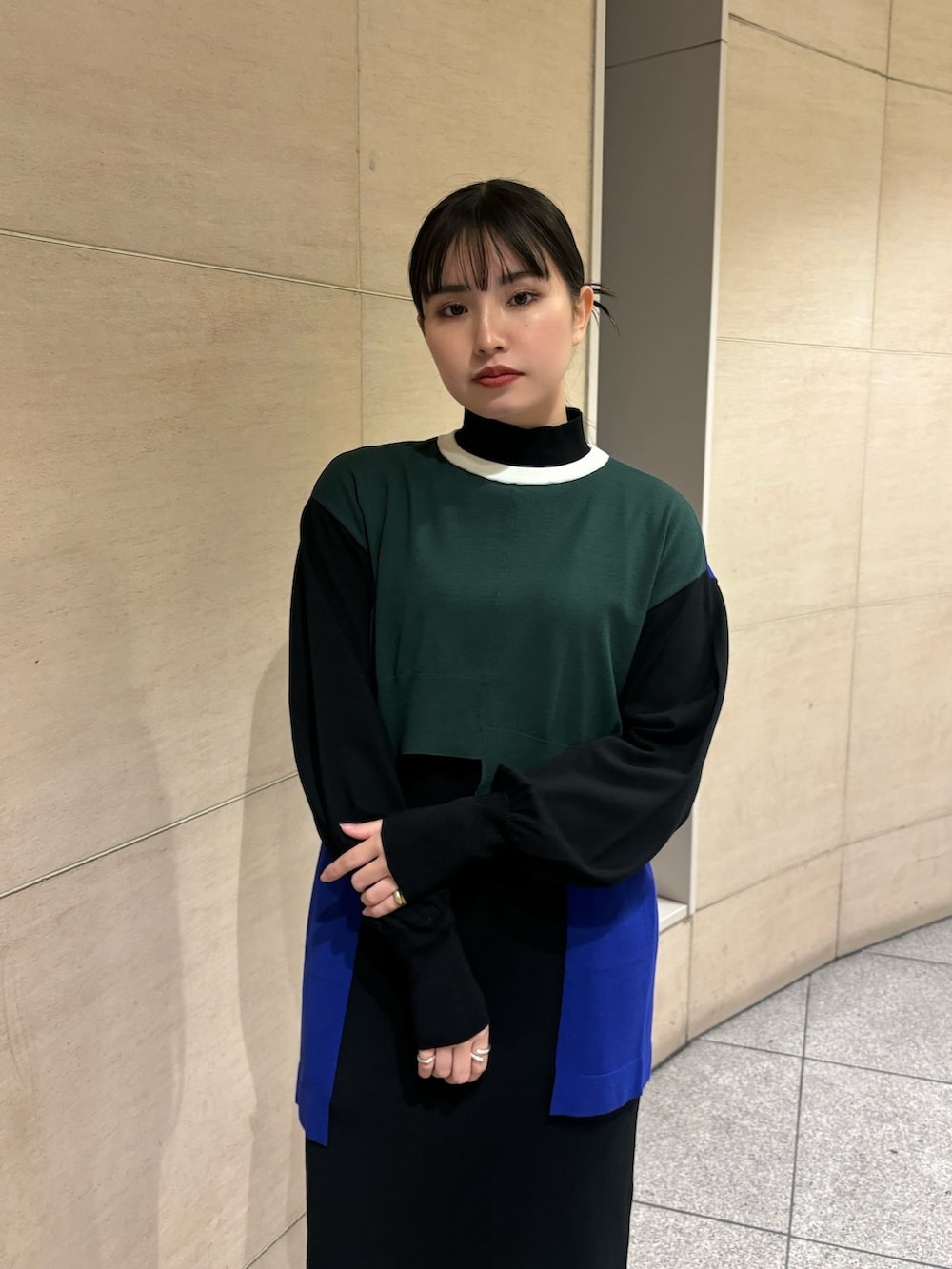 その他のワンピース、シルバー系のブーツを着用したレディースの冬コーディネートの5枚目の写真